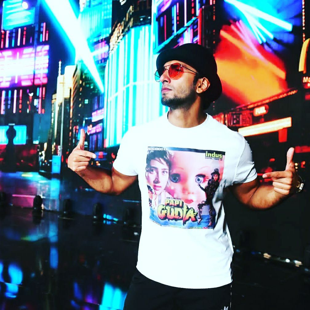 Ranveer-Wearing-Papi-Gudiya-T-shirt.jpg